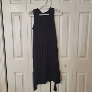 Gap sleeveless little black v-neck dress
